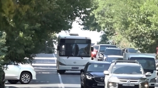 Avtobus sürücülərini zolaqdan çıxmağa məcbur edən səbəb - VİDEO 