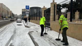 Paytaxtda qardan təmizlik işləri davam edir - FOTO