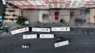 Почему автобусы останавливаются посреди дороги? - ВИДЕО