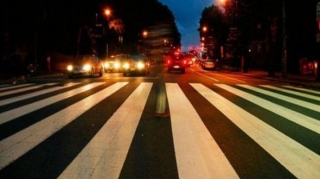 Bakıda yolu keçən iki qadını avtomobil vurub