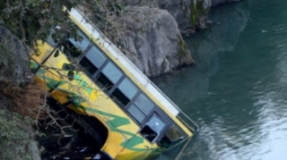 Avtobus çaya düşdü: 2 ölü, 3 itkin 