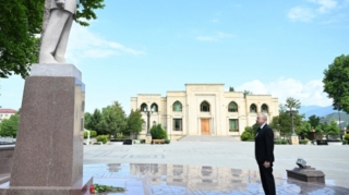 Prezident İsmayıllıda Heydər Əliyevin abidəsini ziyarət etdi 