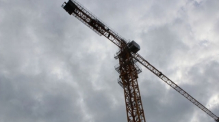 В России строительный кран упал на сторожевую будку, есть погибший 