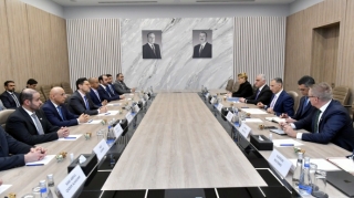 Азербайджан обсудил с ОАЭ закупку новых электробусов для Баку 