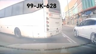 SOCAR-ın işçilərini daşıyan avtobus sürücüsü yolu kəsdi - VİDEO