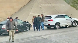 Lökbatanda qəza: “Prius” və “KIA” toqquşdu    - VİDEO