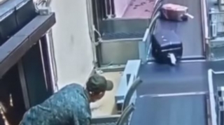 Rusiyada sərnişin yük zolağı vasitəsilə  təyyarəyə minməyə çalışıb   - VİDEO