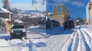 Buz bağlayan yollarda köməksiz qalanlara yardım edildi - VİDEO