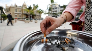 Bu ölkədə uşaqların yanında siqaret çəkmək qadağan edildi 