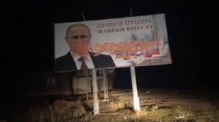 Ermənilər Putinin şəkli olan lövhəni təhqir etdilər - FOTO