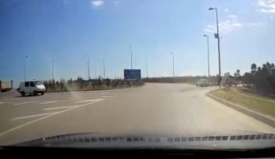 Bakıda yolun ortasına əkilmiş ağaclar sürücülərə təhlükə yaradır - DİQQƏT!    - VİDEO