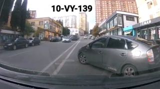 Yolu kəsib qəzaya səbəb olan "Prius" sürücüsü hadisə yerinən belə qaçdı - VİDEO