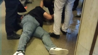 Metroda kişi huşunu itirdi   - VİDEO
