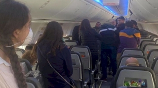 Bu hadisəyə görə sərnişinlər 1 saatdan çox təyyarədən buraxılmadılar - VİDEO 