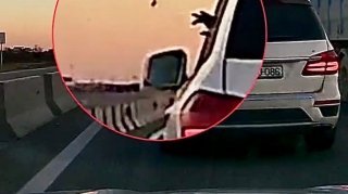 Sürücünün yola atdığı siqaret kötüyü arxadan gələn avtomobilin üzərinə düşdü   - VİDEO