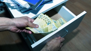 "Summativ pulu" qalmaqalı: Şagirdlər təhdid edildiklərini deyirlər - VİDEO