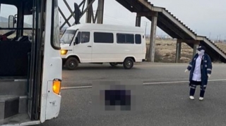 Bakıda sərnişin avtobusu piyadanı vurub öldürdü - FOTO