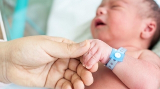 Azərbaycanda daha bir yenidoğulan körpə küçəyə atılıb   - FOTO