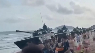 Çində  tank divaziyası çimərliyə girib   - VİDEO