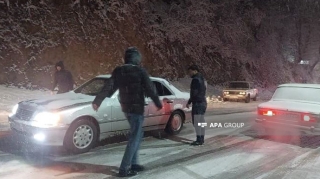 Göygöl-Kəlbəcər yolu buz bağlayıb, avtomobillərin hərəkəti çətinləşib   - FOTO