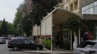 Bakıdakı bu market səkini özəlləşdirib, yarısını da parkinə çevirib - FOTO 