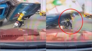 Nəzarətdən çıxan yük maşını motosikletçini vurub avtomobilin üzərinə aşdı - VİDEO