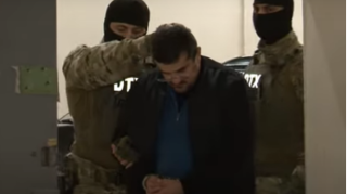 Arayik Arutyunyan Bakıya belə gətirildi:  qolunda qandal, başı aşağı  - VİDEO