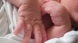 Sumqayıtda evdə doğulan körpə öldü 