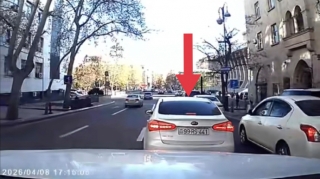 İcazə verilən zolaqdan dönməyə qorxan sürücü arxadan gələni qəzəbləndirdi - VİDEO