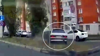 Yol polisindən qaçan sürücü svetoforlarda dayanmayıb qəza törətdi – 12 dəfə cərimələndi - VİDEO