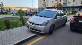 Yasamalda səkini zəbt edən "Prius" sürücüsü   - FOTO