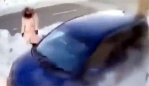 Qəza anında qadının reaksiyası hər kəsi təəccübləndirdi   - VİDEO