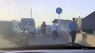 Проблема с тротуарами на дороге в Хырдалан:  пешеходы подвергают свою жизнь опасности - ВИДЕО 