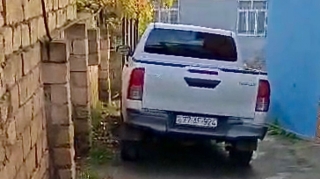 Masazırda dar küçəni zəbt edib günlərlə “yoxa çıxdı” - 77-AF-924   - VİDEO