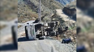 Laçında qəza:  “KamAZ” aşdı, daşlar yola dağıldı, sürücü..  - VİDEO