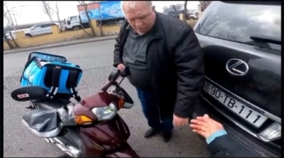 "Zerkalni" nömrəli maşının sürücüsü moped sürücüsünü qəzaya saldı  - VİDEO