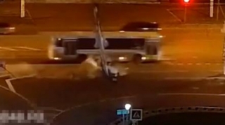 "Priora" əvvəl maşına, sonra dirəyə çırpıldı - ANBAAN VİDEO 