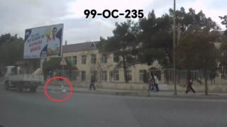 В Хырдалане водитель рассыпал мусор с грузовика на повороте - ВИДЕО 