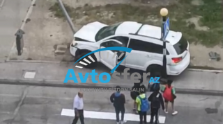 Keçiddə piyadaları vuracaqdı; sükanı qaçırıb qəzaya düşdü - VİDEO