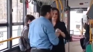 Azərbaycanda maraqlı hadisə: Avtobusda evlilik təklifi etdi - VİDEO 