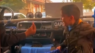 Balaca sərnişinlərini sevindirən avtobus sürücüsü - VİDEO 