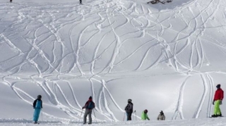 Лыжник погиб при столкновении с другим туристом на спуске с горы Эльбрус   - ВИДЕО