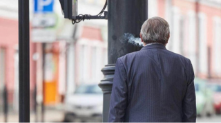 Yeriyərkən siqaret çəkməyin təhlükəli tərəfləri 