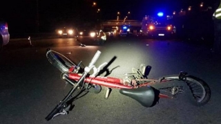 Velosipedçi  park etmiş avtomobilə çırpılıb xəsarət aldı