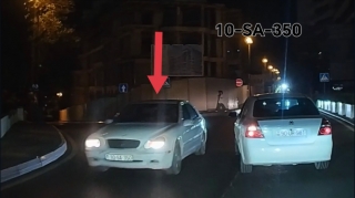 Nişana baxmayan sürücü iki maşının hərəkətinə maneə yaratdı - VİDEO