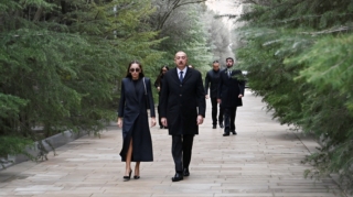 Prezident və birinci xanım ümummilli lider Heydər Əliyevin məzarını ziyarət edib  - FOTO