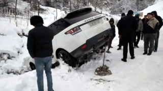 Qəbələdə buzlu yolda "Rang Rover" yol kənarına aşıb - VİDEO 