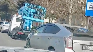 Şəxsi avtomobillər dayanacağı zəbt etdi – Taksi sürücüsünə yer qalmadı   - VİDEO