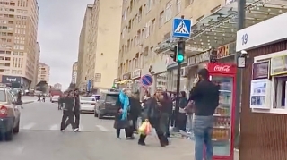 Prospektdə qayda pozuntusu davam edir: Piyadalar işıqfora məhəl qoymur   - VİDEO