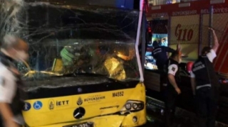 İstanbulda metrobus qəzası baş verib: Xəsarət alanlar var   - VİDEO